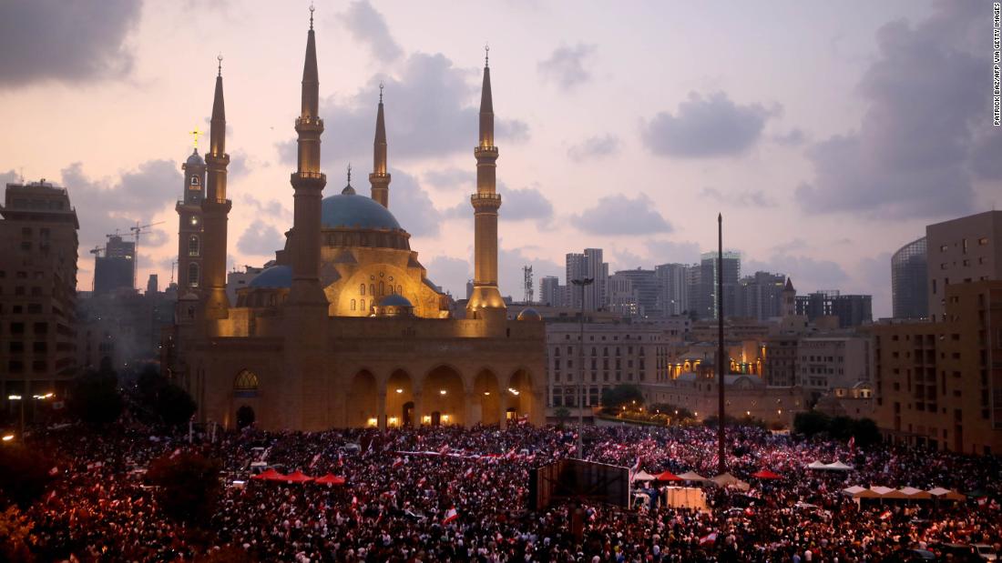 A rally takes place in Beirut outside the Mohammad al-Amin Mosque and the nearby Maronite Cathedral of St. George on Sunday, 十月 20.