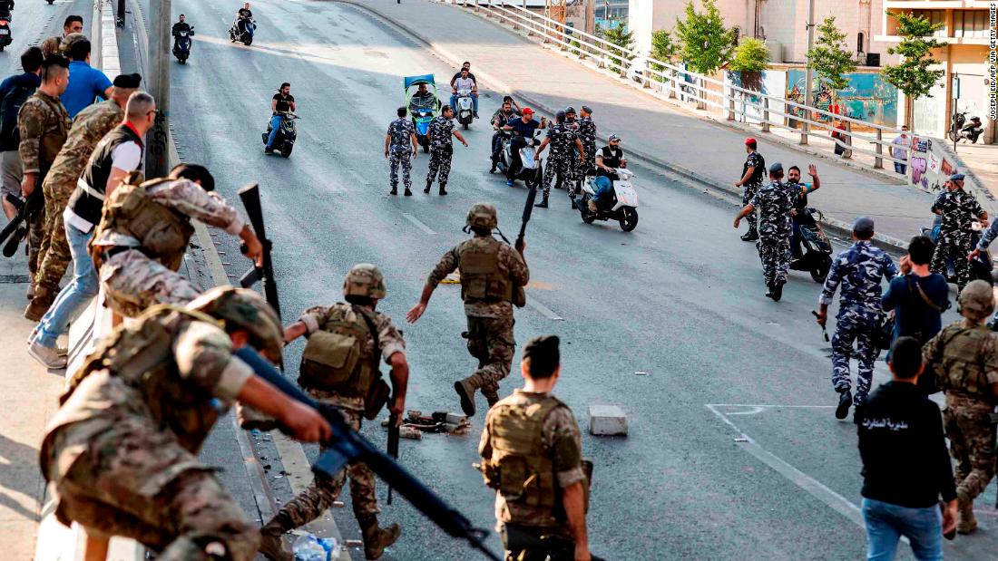 Members of the Lebanese army, 剩下, help intervene between clashing groups of protesters and counter-protesters on a highway in central Beirut.