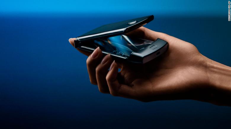 Складний смартфон Motorola Razr запуститься в продаж 6 лютого