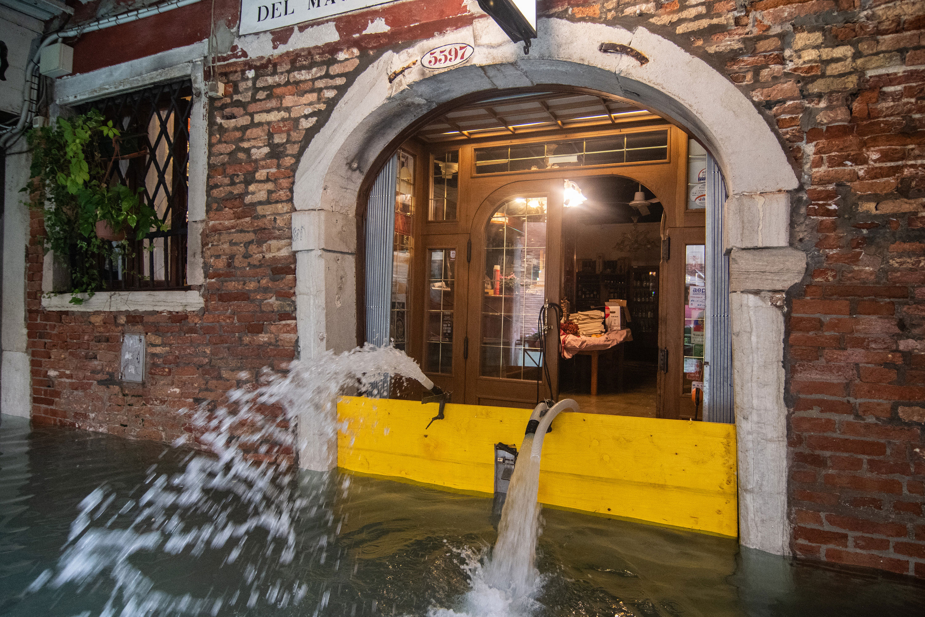 skjule hver dag Goodwill Tourists needed in Venice after flooding, locals say | CNN Travel