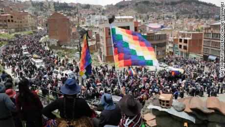 Der Interimspräsident von Bolivien kündigt Friedensgespräche inmitten erneuter Wut über Todesfälle an 