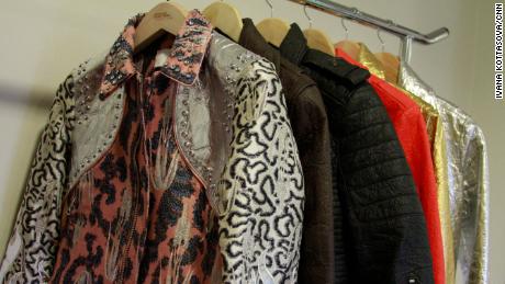 Piñatex-Jacken, einschließlich der für die Conscious Exclusive-Kollektion von H & M entwickelten (links). (Ivana Kottasova / CNN)