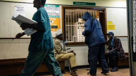 Zimbabwe health system overwhelmed as country goes on new strict lockdown, 医者は言う