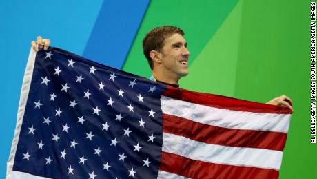 Phelps erhält seine Goldmedaille nach der 4 x 100 m Medley-Staffel der Männer bei den Olympischen Spielen 2016 in Rio.