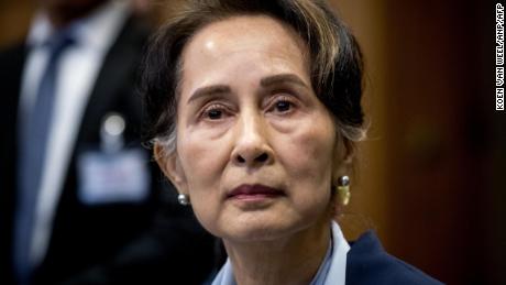 Myanmars Staatsrat Aung San Suu Kyi sieht am 11. Dezember 2019 im Friedenspalast von Den Haag am zweiten Tag ihrer Anhörung zum Völkermordfall Rohingya vor dem Internationalen Gerichtshof der Vereinten Nationen zu. 