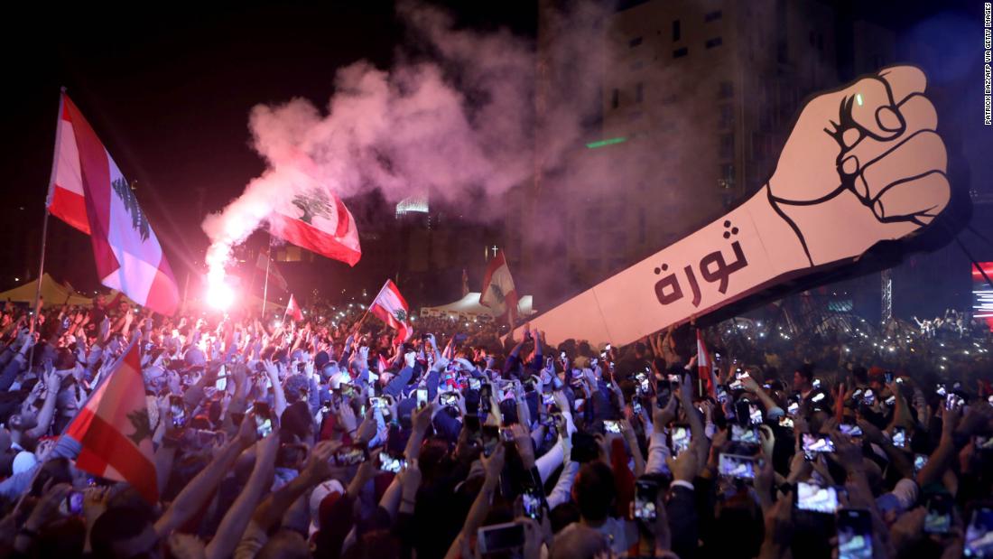Demonstrators raise a giant fist sign that bears the Arabic word for &quot;revolution&报价; 在十一月 22 in Martyrs&#39; 正方形.