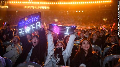 Fans react as they watch Invictus Gaming compete against Fnatic during the League of Legends 2018 World Championship final on November 3, 2018.