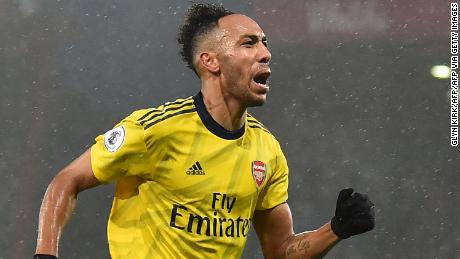 Arsenal&#39;s Gabonese striker Pierre-Emerick Aubameyang celebrates scoring his team&#39;s equalizer at Bournemouth in the 1-1 draw. 