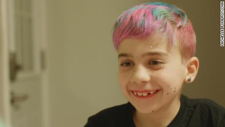 Elle a 7 ans et est née intersexuée.  Pourquoi ses parents ont choisi de la laisser grandir sans intervention chirurgicale