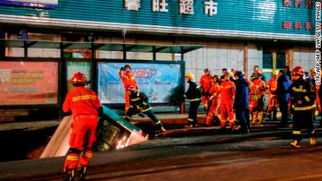 Enorme Doline verschluckt Busse und Passagiere in China und tötet mindestens 6 Menschen