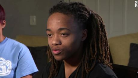 If this Texas student doesn&#39;t cut his dreadlocks, he won&#39;t get to walk at graduation. Dit&#39;s another example of hair discrimination, some say