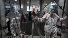 `` Nous les admettrons s'ils sont en train de mourir '': une épidémie de virus pousse les professionnels de la santé de la Chine à un point de rupture