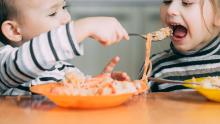 مطالعے میں کہا گیا ہے کہ بچے بچپن میں ہی پرورش کا مظاہرہ کرتے ہوئے کھانا چھوڑنا چاہتے ہیں