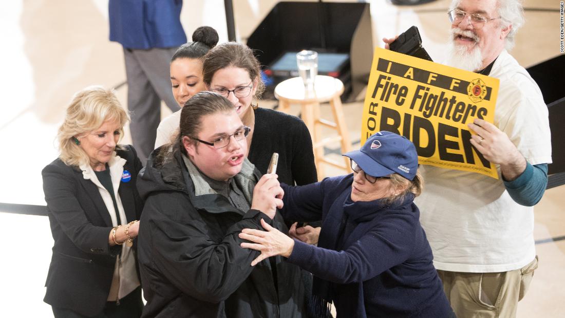 Jill Biden Helps Push Protestor Away From Joe Biden Cnn Video