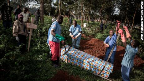 Gesundheitspersonal bereitet sich darauf vor, am 16. Mai 2019 in Butembo, Demokratische Republik Kongo, einen Sarg zu begraben, der die Leiche eines Ebola-Opfers enthält. 