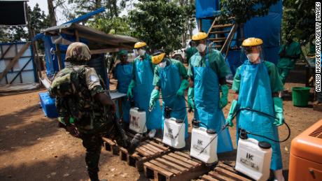Ein UN-Friedenstruppe lässt seine Schuhe mit einer Chlorlösung reinigen, bevor er am 1. September 2019 ein Ebola-Behandlungszentrum in Mangina, Provinz Nord-Kivu, Demokratische Republik Kongo, verlässt.