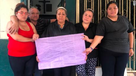 Nitzi Gonzalez und ihre Familie halten lila Seidenpapier hoch, um Opfer von Femiziden zu unterstützen.