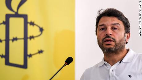 Taner Kilic, Ehrenvorsitzender von Amnesty International Turkey, abgebildet während einer Rede in Istanbul, 2018.