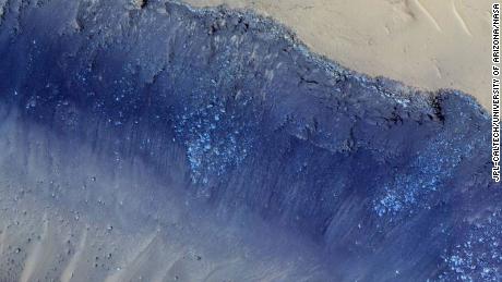 Os maiores terremotos detectados pela NASA InSight parecem se originar em uma região de Marte chamada Cerberus Fossae, fotografada pela câmera HiRISE no Mars Reconnaisance Orbiter.