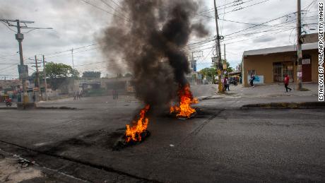 Die Hauptstraßen durch die Stadt Port au Prince sind nach dem Zusammenstoß zwischen der haitianischen Polizei und der Armee am Sonntag, dem 24. Februar 2020, in Port au Prince, Haiti, blockiert. 