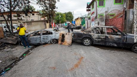 Die Hauptstraßen durch die Stadt Port au Prince sind nach dem Zusammenstoß zwischen der haitianischen Polizei und der Armee am Sonntag, dem 24. Februar 2020, in Port au Prince, Haiti, blockiert. 