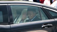 马来西亚总理马哈蒂尔·穆罕默德(Mahathir Mohamad)于2020年2月24日星期一在吉隆坡国家宫与苏丹苏丹阿卜杜拉国王苏丹·艾哈迈德·沙阿(Sultan Ahmad Shah)授予观众后挥手致意。