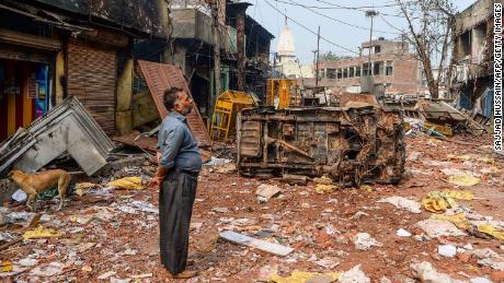   Ein Bewohner untersucht ausgebrannte Gebäude nach Zusammenstößen zwischen Hindus und Muslimen in Neu-Delhi am 26. Februar 2020. 