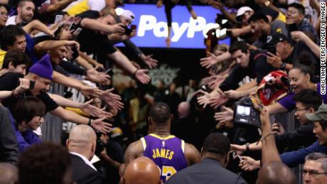 LeBron James # 23 der Los Angeles Lakers geht nach dem NBA-Spiel gegen die Phoenix Suns in der Talking Stick Resort Arena am 12. November 2019 in Phoenix, Arizona, vom Platz, vorbei an Fans. 