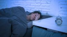 نیند کی بے چینی اور دن کی روشنی میں بچت کا وقت بے خوابی کو بڑھا سکتا ہے ، لیکن پھیلانے میں مدد مل سکتی ہے