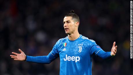 Cristiano Ronaldo von Juventus reagiert während des Achtelfinals der UEFA Champions League zwischen Olympique Lyon und Juventus im Parc Olympique am 26. Februar 2020 in Lyon, Frankreich.