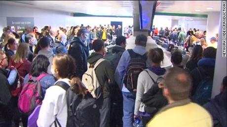 Passagiere beschreiben lange Wartezeiten während der Vorführungen am Flughafen O & Hare in Chicago.