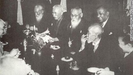 Un dîner organisé en l'honneur de Bose en 1915 par ses amis japonais proches, notamment Mitsuru Tōyama (au centre, derrière la table) et Tsuyoshi Inukai (à droite de Tōyama). Bose est représenté derrière Tōyama is Bose.