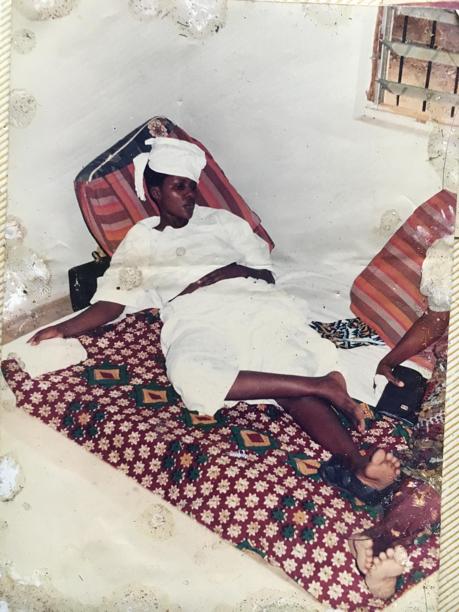 Hoffe Nwakwesi während ihrer Witwenriten 1994
