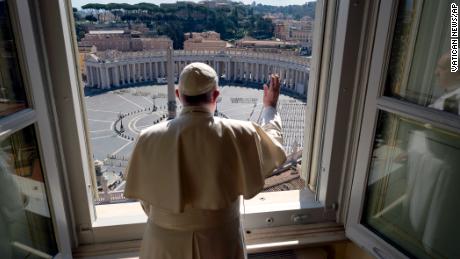 Der Papst überbringt am 15. März seinen Segen aus der Apostolischen Bibliothek im Vatikan.