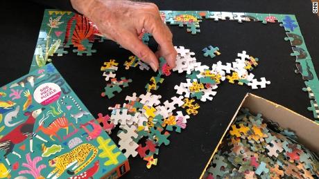 As pessoas reduzem a ansiedade de ficar em casa da mesma maneira: com quebra-cabeças