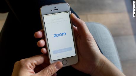 FBI warns video calls are getting hijacked. 它&#39;s called &#39;Zoombombing&#39;