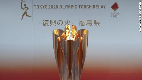 Das am 24. März 2020 aufgenommene Foto zeigt die Flamme für die diesjährigen Olympischen Spiele in Tokio, die in Fukushima ausgestellt wurden. (Foto von Kyodo News über Getty Images)