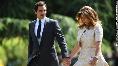 Federer und seine Frau Mirka gaben letzte Woche bekannt, dass sie 1 Million Schweizer Franken (1,02 Millionen US-Dollar) spenden, um den am stärksten von der Coronavirus-Pandemie betroffenen Familien in der Schweiz zu helfen.