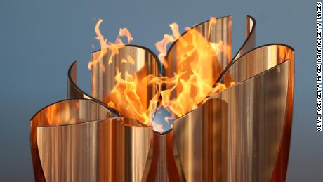 Der olympische Kessel wird während der "Flame of Recovery" beleuchtet. Sonderausstellung im Aquamarine Park einen Tag nach der Verschiebung der Olympischen und Paralympischen Spiele 2020 in Tokio.