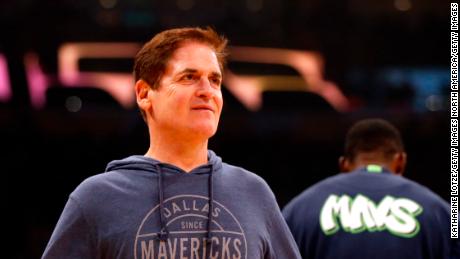 Der Besitzer von Dallas Mavericks, Mark Cuban, ist einer der NBA-Besitzer, die sich verpflichtet haben, Arena-Arbeiter während der Unterbrechung des Spiels zu bezahlen. 