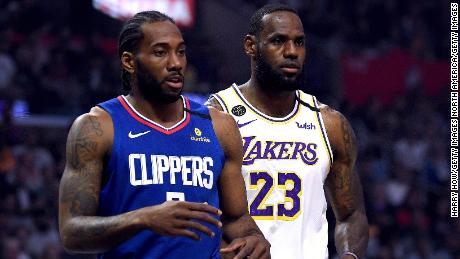 Kawhi Leonard # 2 des LA Clipper und LeBron James # 23 der Los Angeles Lakers während der ersten Hälfte im Staples Center am 08. März 2020 in Los Angeles, Kalifornien.