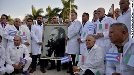 Los países afectados por el coronavirus están pidiendo ayuda médica a Cuba.  ¿Por qué se opone Estados Unidos?