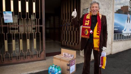 Ältere Römer, die Fans des AS Roma sind, bekommen Kisten mit Lebensmitteln und medizinischer Versorgung.