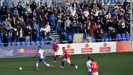Mehr als 1.700 Fans besuchten das Derby in Minsk, Weißrussland & # 39; Hauptstadt.