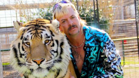 Joseph Maldonado-Passage, auch bekannt als Joe Exotic, und eine seiner Katzen in den Netflix-Dokumentationen "Tiger King: Mord, Chaos und Wahnsinn." 