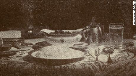 En 1927, Nakamuraya a réorganisé ses opérations et a introduit le bortsch russe, les brioches à la vapeur chinoises et le curry indien à son menu. 
