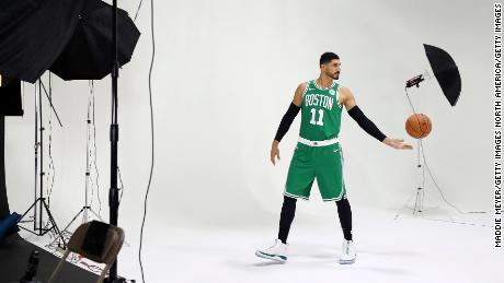 Enes Katner # 11 posiert für Fotos während eines Celtics-Medientages im letzten Jahr.