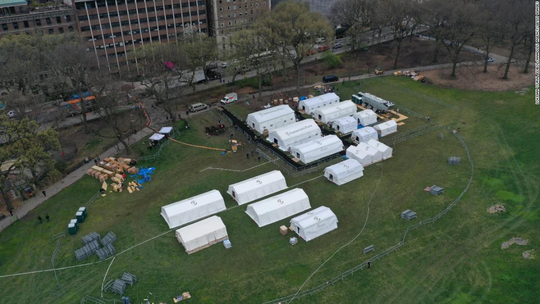 An emergency &lt;a href =&quot;https://www.cnn.com/world/live-news/coronavirus-outbreak-03-30-20-intl-hnk/h_f859e8cfde16afd14d2371c7227f0f46&quot; target =&quot;_空欄&amquotot;&gt;field hospital&alt;lt;/A&gt; is constructed in New York&#39;s Central Park on March 30.