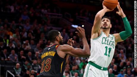 Enes Kanter # 11 der Boston Celtics schießt in der ersten Halbzeit im TD Garden am 9. Dezember 2019 in Boston, Massachusetts, auf Tristan Thompson # 13 der Cleveland Cavaliers.