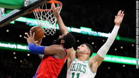 Enes Kanter # 11 der Boston Celtics verteidigt einen Schuss von Andre Drummond # 0 der Detroit Pistons bei TD Garden am 20. Dezember 2019 in Boston, Massachusetts. 